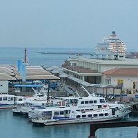 朝のベランダから見た離島への連絡船が出ている石垣港。