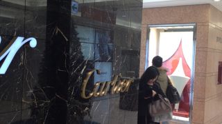 1階は高級ブランド