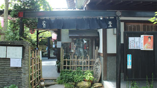 称名寺の赤門脇