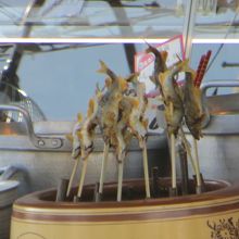 店先に鮎の塩焼き。