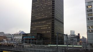 年季感じる高層ビル