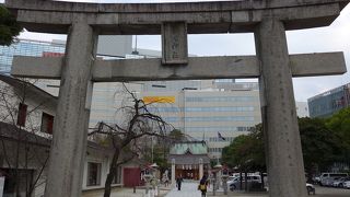 「警固神社」はビルディングに囲まれた中にあります