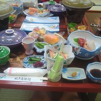 夕食。広間です。お隣と距離感はありません。