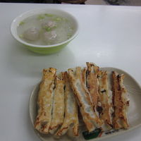 すぐ近くの、餃子店にて。うまい。そして安い。1個15円くらい