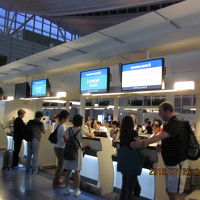 早朝でしたが、バスに乗って国際線へ移動する人多数でした。