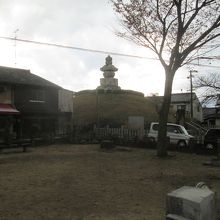 塚の周囲が住宅や公園って…