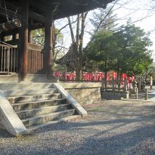 左手は「方広寺」の「鐘楼」、右手の車止めの外が「豊国神社」