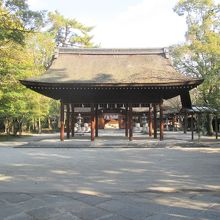 「唐門」から「社殿」をのぞみます