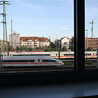 窓からはICEが見える