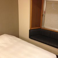 窓際にはソファーが。