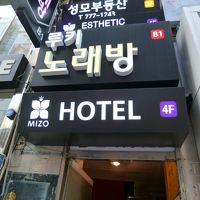 間口は狭いです。