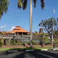 正門からメインエントランスを臨む　壮大です