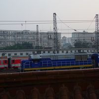 窓からは北京駅に出入りする列車が見られる