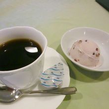 この日のデザートは小豆アイスクリームでした