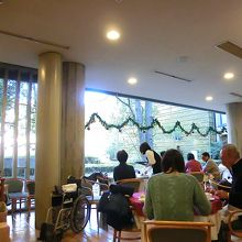 中庭に面した店内。昼前後は待ち時間が長くなります