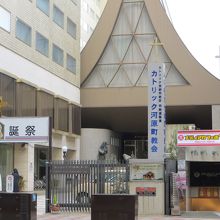 三条通に面した教会。