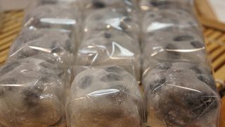 うまいんですが、不思議な豆大福です。