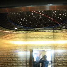 エレベーターの鏡で。