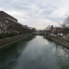 春には桜が咲き誇り十石船が行き交う。