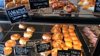 賑わっているパン屋