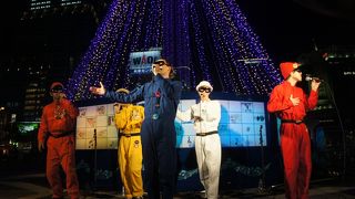 無料のスペースでは、ゴスペルのグループがミニコンサート