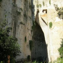 ディオニュシオスの耳と言われる洞窟です。