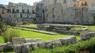 ドーリア式の柱が一部残っています。