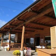 お土産物売り場とりんごや農作物の売り場があります。