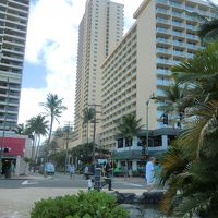 ワイキキビーチの正面に立地する