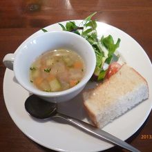 ランチメニューのスープとパン