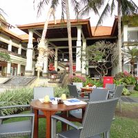 朝食会場　インドアとアウトドアと選べます