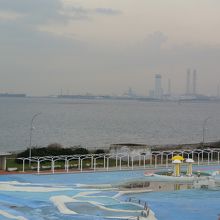 建物屋上の展望台から眺める東京湾