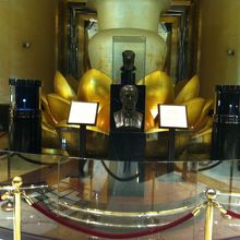 玄関ロビーに展示された肖像