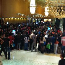 各ゲームテーブルに集まる人々