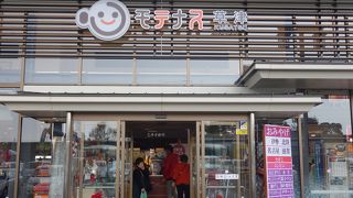 滋賀県にあるのに，京都の産物であふれている。