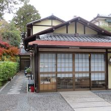 ひっそりと佇むお店。