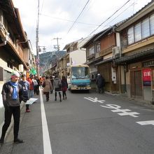 道の入口で人力車が待っています。