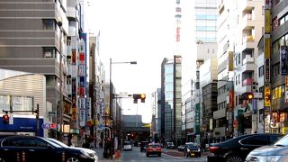 あたりの地名より、「芝大門」とも呼ばれています。