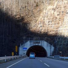 羽渕トンネル　200ｍ　トンネルを越えて木曽側では姥神峠道路