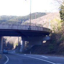 ループ状に降りる