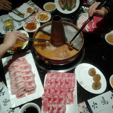 麻辣にした紅湯がいいっすね！箸はみんな紅湯にのびてます