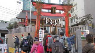 この神社の場所は東新橋ですが、創建時に日比谷にあったことから今も日比谷神社と呼ばれています。