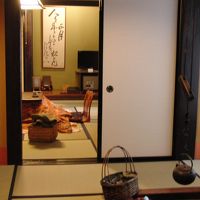 囲炉裏の間（手前）とコタツの間