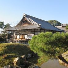 小堀遠州作の庭園の向こうは「本堂」です