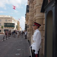 騎士団長の宮殿入り口に立つ衛兵