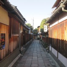 入口辺りは木造の塀が続きます