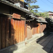 木造の塀が続くのはこの辺りまで、その奥からは…