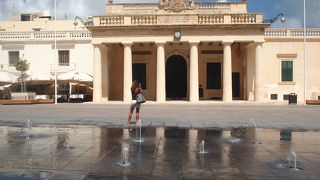 路上の噴水がすずしげでした