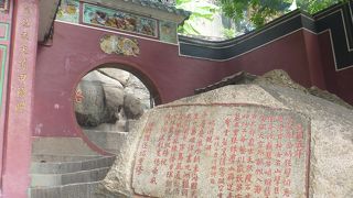 海沿いの見晴らしが良い廟