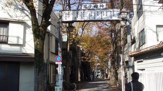 大きなケヤキの並木は往時の華やかさが偲ばれます。